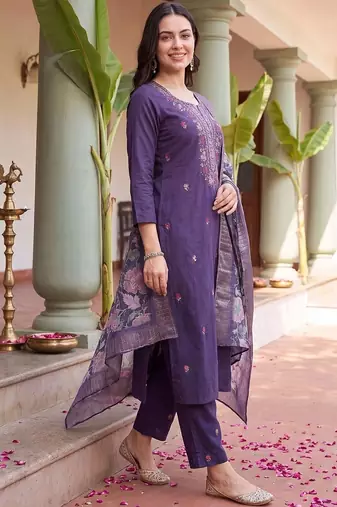 Women Floral Embroidered Regular Thread Work Kurta with Trousers & With Dupatta