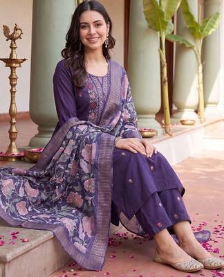 Women Floral Embroidered Regular Thread Work Kurta with Trousers & With Dupatta 5