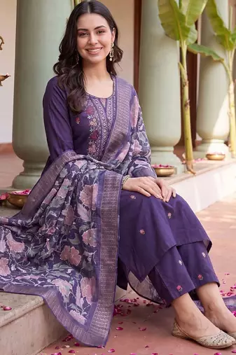 Women Floral Embroidered Regular Thread Work Kurta with Trousers & With Dupatta