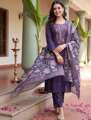 Women Floral Embroidered Regular Thread Work Kurta with Trousers & With Dupatta 6