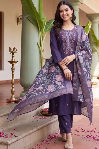 Women Floral Embroidered Regular Thread Work Kurta with Trousers & With Dupatta