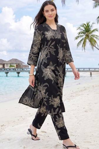 Women Floral Printed Regular Kurta with Trousers