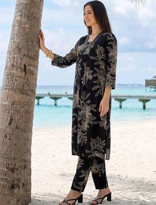 Women Floral Printed Regular Kurta with Trousers 3