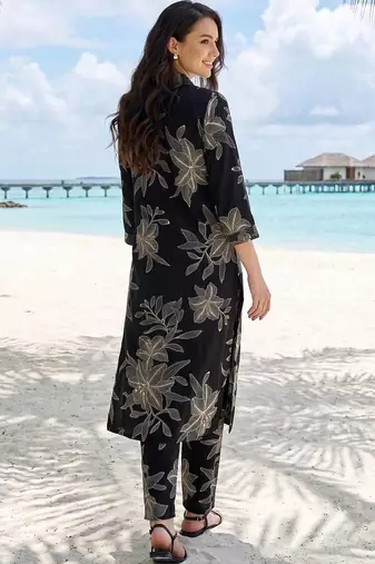 Women Floral Printed Regular Kurta with Trousers