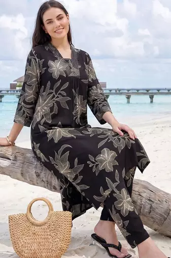 Women Floral Printed Regular Kurta with Trousers