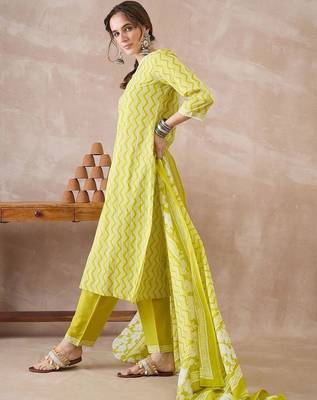 Women Printed Regular Pure Cotton Kurta with Trousers & With Dupatta 6