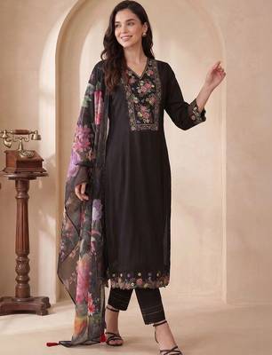 Women Floral Embroidered Regular Thread Work Liva Kurta with Trousers & With Dupatta 1