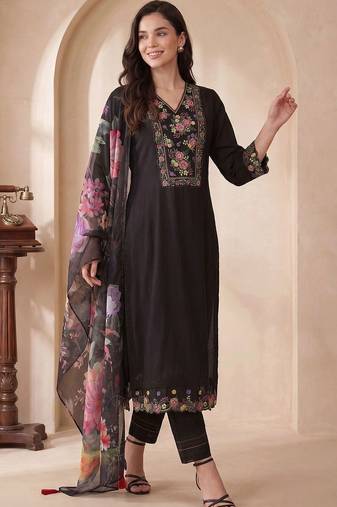 Women Floral Embroidered Regular Thread Work Liva Kurta with Trousers & With Dupatta