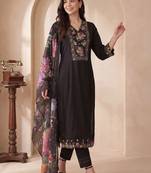 Women Floral Embroidered Regular Thread Work Liva Kurta with Trousers & With Dupatta