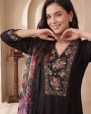Women Floral Embroidered Regular Thread Work Liva Kurta with Trousers & With Dupatta 2