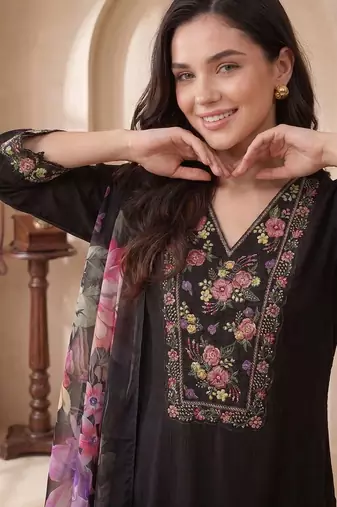Women Floral Embroidered Regular Thread Work Liva Kurta with Trousers & With Dupatta
