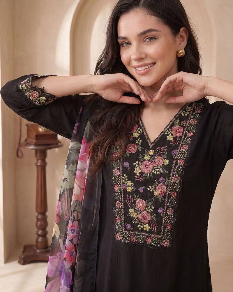 Women Floral Embroidered Regular Thread Work Liva Kurta with Trousers & With Dupatta