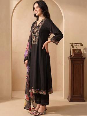 Women Floral Embroidered Regular Thread Work Liva Kurta with Trousers & With Dupatta 3