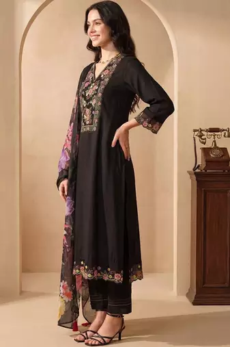 Women Floral Embroidered Regular Thread Work Liva Kurta with Trousers & With Dupatta