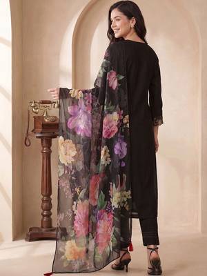 Women Floral Embroidered Regular Thread Work Liva Kurta with Trousers & With Dupatta 4