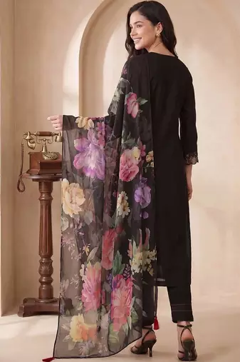 Women Floral Embroidered Regular Thread Work Liva Kurta with Trousers & With Dupatta
