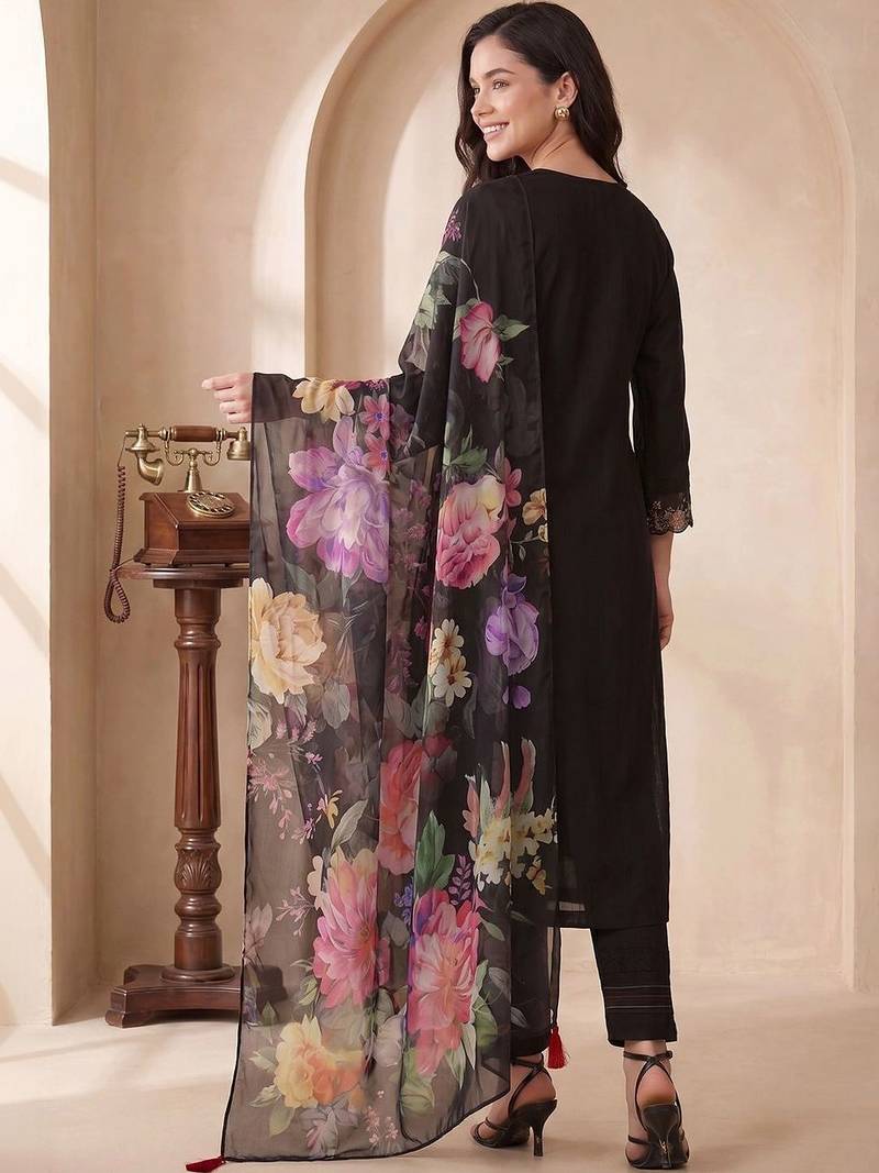 Women Floral Embroidered Regular Thread Work Liva Kurta with Trousers & With Dupatta