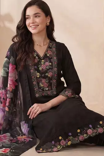 Women Floral Embroidered Regular Thread Work Liva Kurta with Trousers & With Dupatta