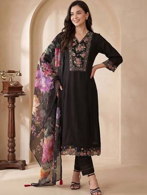 Women Floral Embroidered Regular Thread Work Liva Kurta with Trousers & With Dupatta 6