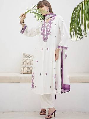 Women Floral Embroidered Regular Thread Work Kurta with Trousers & With Dupatta 1