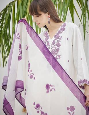 Women Floral Embroidered Regular Thread Work Kurta with Trousers & With Dupatta 2