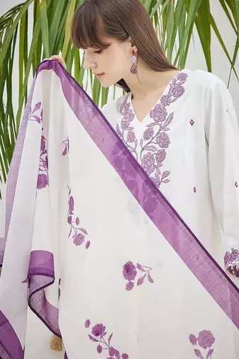 Women Floral Embroidered Regular Thread Work Kurta with Trousers & With Dupatta