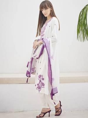 Women Floral Embroidered Regular Thread Work Kurta with Trousers & With Dupatta 3