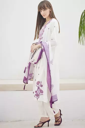 Women Floral Embroidered Regular Thread Work Kurta with Trousers & With Dupatta