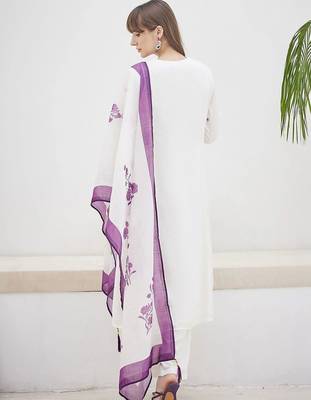 Women Floral Embroidered Regular Thread Work Kurta with Trousers & With Dupatta 4