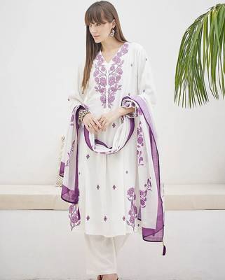 Women Floral Embroidered Regular Thread Work Kurta with Trousers & With Dupatta 6