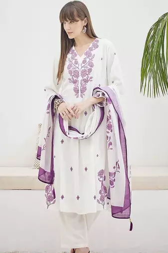 Women Floral Embroidered Regular Thread Work Kurta with Trousers & With Dupatta