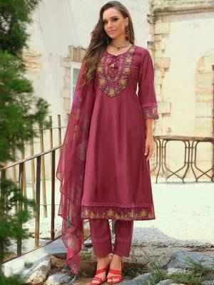 Women Ethnic Motifs Embroidered Regular Thread Work Kurta with Trousers & With Dupatta 3