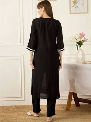 Women Colourblocked Regular Chanderi Silk Kurta with Trousers 4