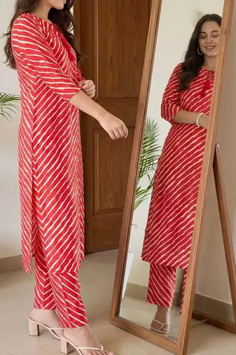 Women Leheriya Dyed Regular Kurta with Trousers