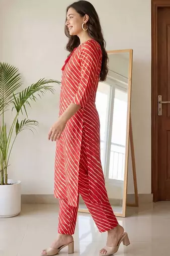 Women Leheriya Dyed Regular Kurta with Trousers