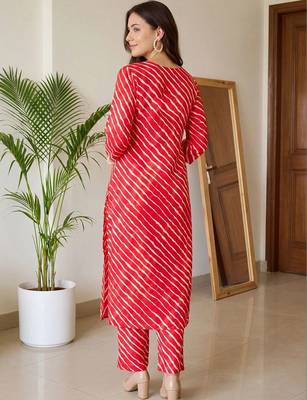 Women Leheriya Dyed Regular Kurta with Trousers 4