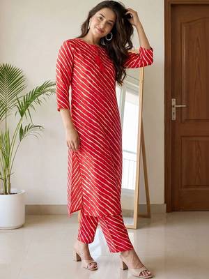 Women Leheriya Dyed Regular Kurta with Trousers 6