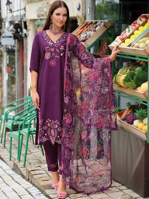 Women Floral Embroidered Regular Thread Work Liva Kurta with Trousers & With Dupatta 1