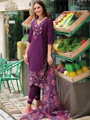 Women Floral Embroidered Regular Thread Work Liva Kurta with Trousers & With Dupatta 2