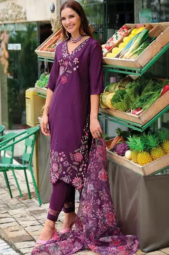 Women Floral Embroidered Regular Thread Work Liva Kurta with Trousers & With Dupatta