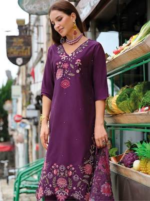 Women Floral Embroidered Regular Thread Work Liva Kurta with Trousers & With Dupatta 3