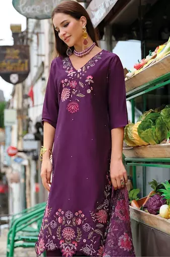 Women Floral Embroidered Regular Thread Work Liva Kurta with Trousers & With Dupatta
