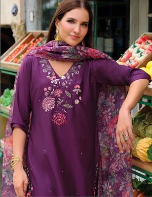 Women Floral Embroidered Regular Thread Work Liva Kurta with Trousers & With Dupatta 4