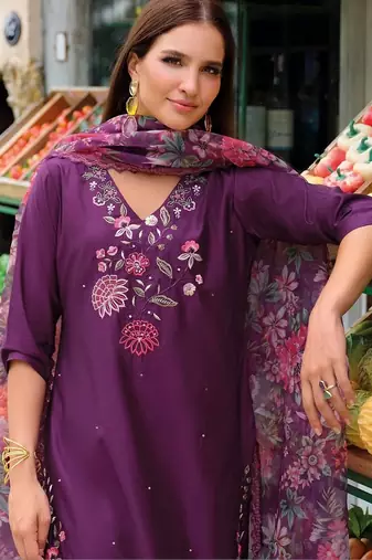 Women Floral Embroidered Regular Thread Work Liva Kurta with Trousers & With Dupatta