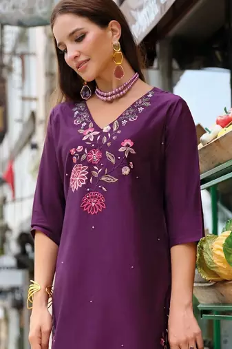Women Floral Embroidered Regular Thread Work Liva Kurta with Trousers & With Dupatta