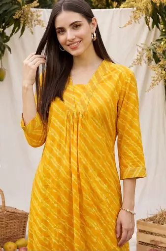 Women Dyed Regular Kurta with Trousers