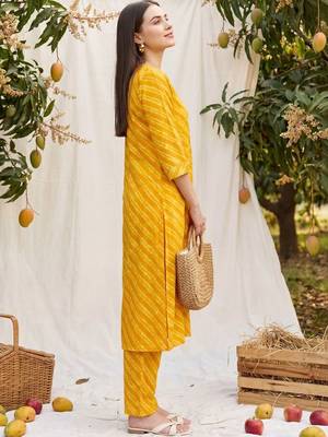 Women Dyed Regular Kurta with Trousers 3