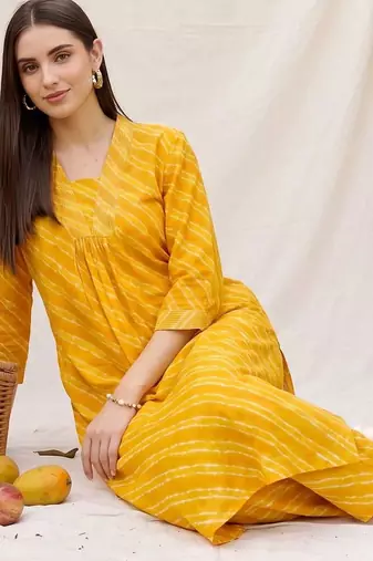 Women Dyed Regular Kurta with Trousers
