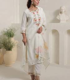 Women Floral Embroidered Regular Thread Work Kurta with Trousers & With Dupatta