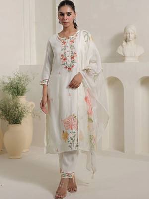 Women Floral Embroidered Regular Thread Work Kurta with Trousers & With Dupatta 3